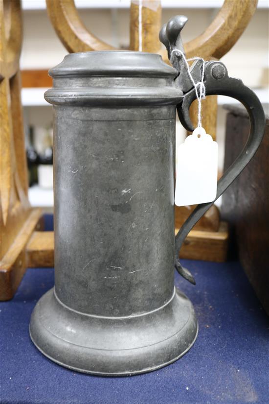A Charles II Beefeater pewter flagon, probably Robert Marten (1638-1674), 9.25in.
